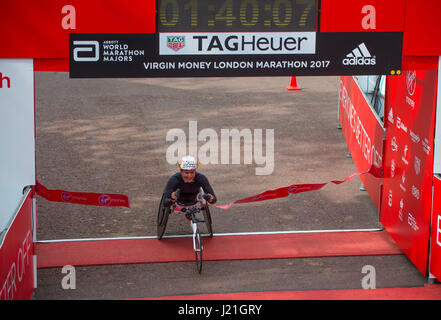 Die Mall, London, UK. 23. April 2017. Welt Para Leichtathletik Marathon Weltcup, Elite Rollstuhl Frauenlauf von Manuela Schär der Schweiz beim London-Marathon 2017 Jungfrau Geld gewonnen. Bildnachweis: Malcolm Park/Alamy Live-Nachrichten. Stockfoto