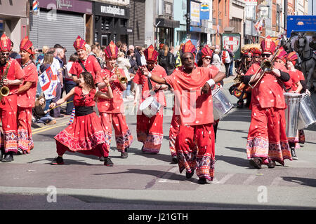 Manchester, UK, 23. April 2017. Die manchester Gemeinschaft zusammen kommen, St georges Tag mit einem Umzug durch die Innenstadt zu feiern. Kredit-n Porter/alamy leben Nachrichten Stockfoto