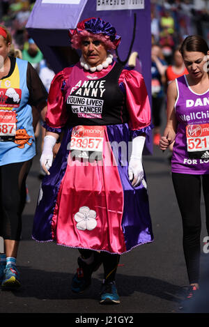 Lustige Läufer im Jahr 2017 London Marathon. Die Massen der Spaß Läufer erhöhen Unsummen für wohltätige Zwecke, oft in ausgefallenen Kostümen Stockfoto