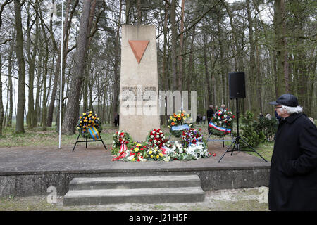 Blick auf die Gedenkstätte in unten, Deutschland, 21. April 2017. Die Gedenkstätte erinnert sich an die Opfer des Todesmarsches von 1945. Die SS (Nazi-Staatssicherheit) haben Tausende von Häftlingen aus Konzentrationslagern wie Sachsenhausen und Ravensbrück zu sogenannten Tod marschiert in Richtung Nordwesten am Ende April 1945. Mehrere Routen überquerte im Wald unten an der Landesgrenze von Brandenburg und Mecklenburg. Foto: Bernd Wüstneck/Dpa-Zentralbild/dpa Stockfoto