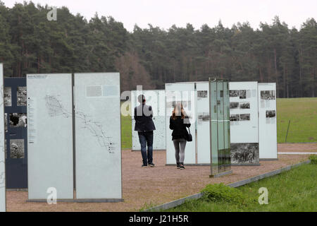 Blick auf die Gedenkstätte in unten, Deutschland, 21. April 2017. Die Gedenkstätte erinnert sich an die Opfer des Todesmarsches von 1945. Die SS (Nazi-Staatssicherheit) haben Tausende von Häftlingen aus Konzentrationslagern wie Sachsenhausen und Ravensbrück zu sogenannten Tod marschiert in Richtung Nordwesten am Ende April 1945. Mehrere Routen überquerte im Wald unten an der Landesgrenze von Brandenburg und Mecklenburg. Foto: Bernd Wüstneck/Dpa-Zentralbild/dpa Stockfoto