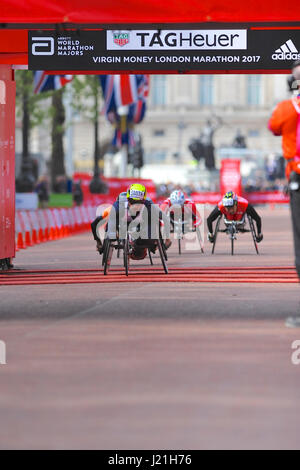 London, UK. 23. April 2017. Johnboy Smith (GBR) führt die Ladung als der Rest der Männer Elite überqueren die Ziellinie in das Männerrennen Jungfrau Geld London Marathon Rollstuhl Elite. Smith (17. Platz Finisher) dicht gefolgt von (L, R) Pierre Fairbank (FRA, sofort hinter), Patrick Monahan (IRL) und Koso Kubo (JPN). Bildnachweis: Michael Preston/Alamy Live-Nachrichten Stockfoto