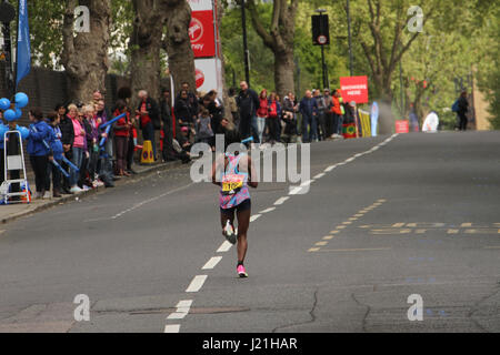 London, UK. 23. April 2017.  Tigist TUFFSTEIN (ETH) Rennen in Richtung der 17 Mile mark bei Madchutte während der 37. London Marathon am 22. April 2017. Rund 40.000 sollen die 26,2 Meilen laufen von Greenwich nach Westminster zu beginnen. Bildnachweis: David Mbiyu/Alamy Live-Nachrichten Stockfoto