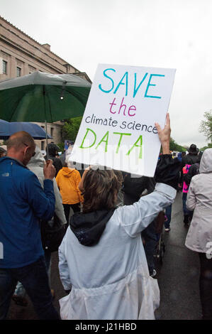 Washington DC, USA. 22. April 2017. Demonstranten nehmen an der Marsch für die Wissenschaft. Kirk Treakle/Alamy Live-Nachrichten Stockfoto