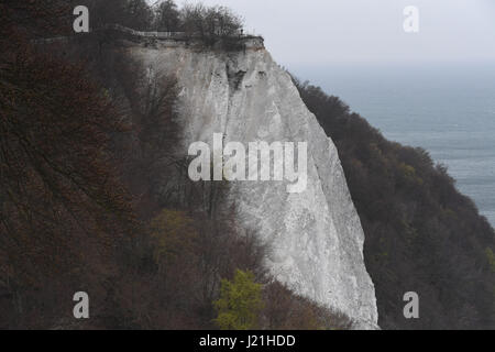 Blick auf die Kreidefelsen Koenigsstuhl auf der Ostsee Insel Rügen im Nationalpark Jasmund bei Sassnitz, Deutschland, 21. April 2017. Mit seinen mehr als 3.000 Hektar ist Jasmund Nationalpark auf Rügen Insel der kleinste seiner Art in Deutschland. Nach der Nationalpark-Verwaltung zieht es mehr als 1,5 Millionen Besucher jedes Jahr. Foto: Stefan Sauer/Dpa-Zentralbild/dpa Stockfoto