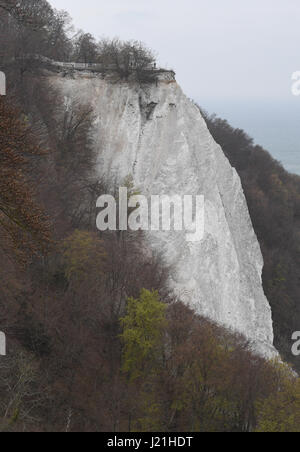 Blick auf die Kreidefelsen Koenigsstuhl auf der Ostsee Insel Rügen im Nationalpark Jasmund bei Sassnitz, Deutschland, 21. April 2017. Mit seinen mehr als 3.000 Hektar ist Jasmund Nationalpark auf Rügen Insel der kleinste seiner Art in Deutschland. Nach der Nationalpark-Verwaltung zieht es mehr als 1,5 Millionen Besucher jedes Jahr. Foto: Stefan Sauer/Dpa-Zentralbild/dpa Stockfoto