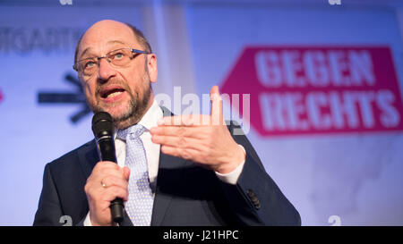 Köln, Deutschland. 23. April 2017. SPD Kanzlerkandidaten Martin Schulz spricht bei einem Clubkonzert in Köln, 23. April 2017. Das Konzert ist eine Art danken die Demonstranten, die gegen die Bundesrepublik AfD-Parteitag protestiert. Foto: Marius Becker/Dpa/Alamy Live News Stockfoto