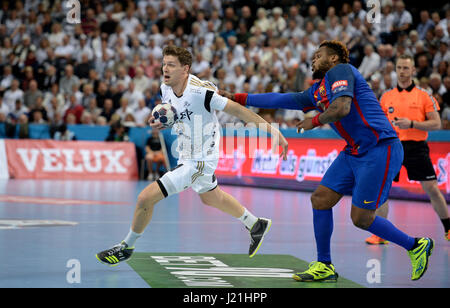 Kiel, Deutschland. 23. April 2017. Kieler Christian Dissinger (l) und Barcelonas Cedric Sorhaindo in Aktion während der ersten Etappe der Hanball Champions League Viertelfinale k.o.-match zwischen THW Kiel und dem FC Barcelona in der Sparkassen-Arena in Kiel, Deutschland, 23. April 2017. Foto: Daniel Reinhardt/Dpa/Alamy Live News Stockfoto