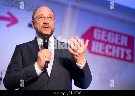 Köln, Deutschland. 23. April 2017. SPD Kanzlerkandidaten Martin Schulz spricht bei einem Clubkonzert in Köln, 23. April 2017. Das Konzert ist eine Art danken die Demonstranten, die gegen die Bundesrepublik AfD-Parteitag protestiert. Foto: Marius Becker/Dpa/Alamy Live News Stockfoto