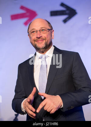 Köln, Deutschland. 23. April 2017. SPD Kanzlerkandidaten Martin Schulz auf der Bühne bei einem Clubkonzert in Köln, 23. April 2017. Das Konzert ist eine Art danken die Demonstranten, die gegen die Bundesrepublik AfD-Parteitag protestiert. Foto: Marius Becker/Dpa/Alamy Live News Stockfoto