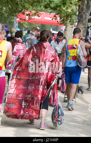 London, UK. 23. April 2017. Läufer der 37. London Marathon auf der Mall zu beenden. Bildnachweis: Bettina Strenske/Alamy Live-Nachrichten Stockfoto