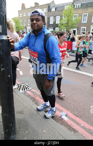 London, UK. 23. April 2017. Ein Läufer bei der London-Marathon-Credit: Dinendra Haria/Alamy Live News Stockfoto