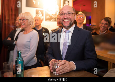 Köln, Deutschland. 23. April 2017. SPD Kanzlerkandidaten Martin Schulz besucht ein Clubkonzert in Köln, 23. April 2017. Das Konzert ist eine Art danken die Demonstranten, die gegen die Bundesrepublik AfD-Parteitag protestiert. Foto: Marius Becker/Dpa/Alamy Live News Stockfoto