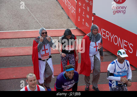 London, UK. 23. April 2017. Virgin Money London Marathon 2017 Ziellinie in der Mall-Credit: Keith Larby/Alamy Live-Nachrichten Stockfoto