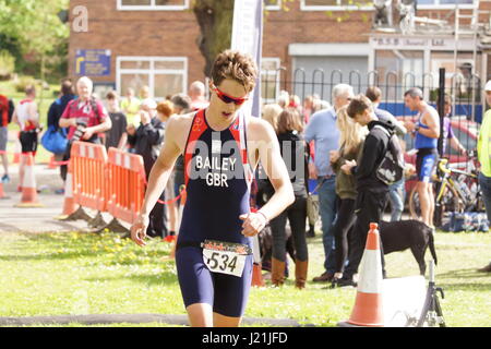 Chirk, Wrexham, Großbritannien. 23. April 2017. Matt Bailey im Wettbewerb in der 22. Jahrestagung Triathlon in Chirk organisiert vom Triathlon Club Wrecsam.  Bildnachweis: David Pimborough/Alamy Live-Nachrichten. Stockfoto