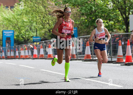 London, UK. 23. April 2017. Durchziehen Sie Diana Lobacevske von Litauen und Charlotte Purdue Großbritanniens, der 12. und 15. bzw. in den Damen beendete, Shadwell nah am 22-Meile 2017 Virgin Geld London-Marathon. Bildnachweis: Mark Kerrison/Alamy Live-Nachrichten Stockfoto