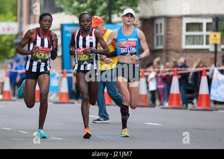 London, UK. 23. April 2017. Kellyn Taylor von den Vereinigten Staaten, der 13. in der Frauen Ereignis beendet, durchzieht Shadwell nah am Mitte 2017 Virgin Geld London-Marathon. Bildnachweis: Mark Kerrison/Alamy Live-Nachrichten Stockfoto