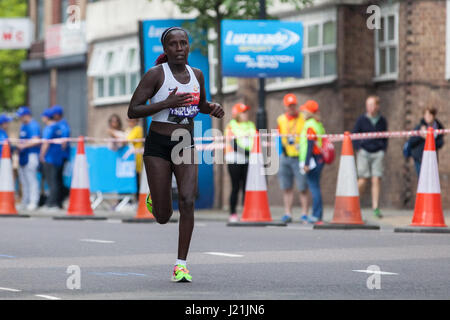 London, UK. 23. April 2017. Florence Kiplagat in Kenia, der 9. in die Frauen-Event beendete, durchzieht Shadwell nah am Mitte 2017 Virgin Geld London-Marathon. Bildnachweis: Mark Kerrison/Alamy Live-Nachrichten Stockfoto