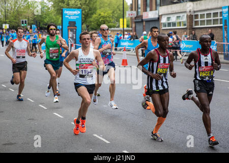 London, UK. 23. April 2017. Josh Griffiths (1154), 23, die Swansea Harriers Club-Läufer, der britischen Elite Männer für 2017-Weltmeisterschaften in London zu qualifizieren, durch in 02:14:49 bei seinem Marathondebüt, als des ersten britische Läufers erfolgreich beendete betäubt durchzieht Shadwell nah am Mitte 2017 Virgin Geld London-Marathon. Bildnachweis: Mark Kerrison/Alamy Live-Nachrichten Stockfoto