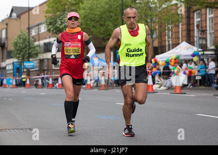 London, UK. 23. April 2017. Maria Del Carmen Paredes-Rodriguez Spaniens konkurriert in der Kategorie T11/T12 2017 Virgin Geld London-Marathon für Para-Athleten mit einer schweren Sehbehinderung, die mit einem Führer zu laufen. Bildnachweis: Mark Kerrison/Alamy Live-Nachrichten Stockfoto