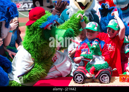 Philadelphia, Pennsylvania, USA. 23. April 2017. Phillie Phanatic feiert seinen Geburtstag mit Freunden und Familie, wie er über seinen Kuchen vor dem MLB-Spiel zwischen der Atlanta Braves und Philadelphia Phillies im Citizens Bank Park in Philadelphia, Pennsylvania aussieht. Christopher Szagola/CSM/Alamy Live-Nachrichten Stockfoto