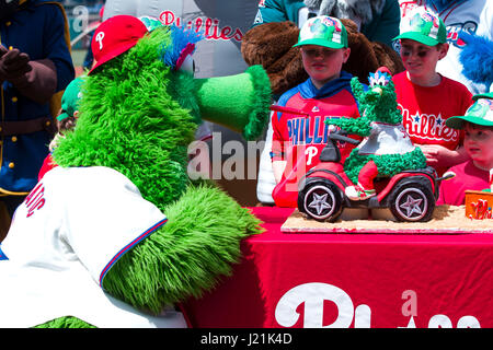 Philadelphia, Pennsylvania, USA. 23. April 2017. Phillie Phanatic feiert seinen Geburtstag mit Freunden und Familie, wie er über seinen Kuchen vor dem MLB-Spiel zwischen der Atlanta Braves und Philadelphia Phillies im Citizens Bank Park in Philadelphia, Pennsylvania aussieht. Christopher Szagola/CSM/Alamy Live-Nachrichten Stockfoto