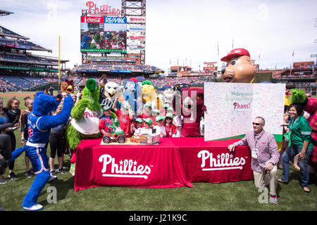 Philadelphia, Pennsylvania, USA. 23. April 2017. Phillie Phanatic feiert seinen Geburtstag mit Freunden und Familie vor dem MLB-Spiel zwischen der Atlanta Braves und Philadelphia Phillies im Citizens Bank Park in Philadelphia, Pennsylvania. Christopher Szagola/CSM/Alamy Live-Nachrichten Stockfoto