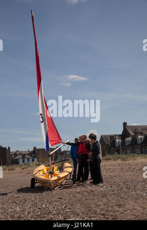 Edinburgh, Schottland. 23. April 2017.  Nahaufnahme von Boot Segeln in Musselbourgh Strand, Edinburgh, Scotland UK Wetter 23. April 2017: bewölkt Tag gewinnen sonnigen nieselt. Bildnachweis: Gabriela Antosova/Alamy Live-Nachrichten Stockfoto