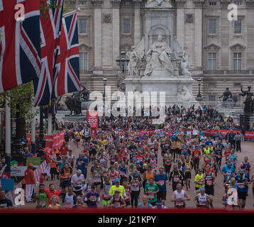 London, UK. 23. April 2017.runners herabkommen der Mall an der Jungfrau Geld Marathon Kredit: Ian Davidson/Alamy Live News Stockfoto