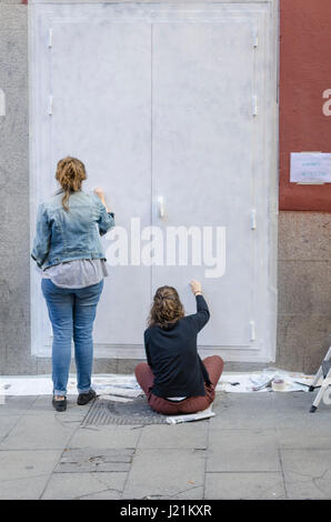 Madrid, Spanien, 23. April 2017.  Madrid-Straße Kunst Projektleistung in Malasaña Viertel am 23. April 2017, Madrid, Spanien. Bildnachweis: Enrique Davó/Alamy Live-Nachrichten. Stockfoto