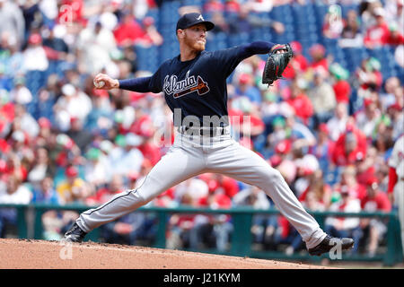 Philadelphia, Pennsylvania, USA. 23. April 2017. Atlanta Braves Start Krug Mike Foltynewicz (26) wirft einen Pitch während der MLB-Spiel zwischen den Atlanta Braves und Philadelphia Phillies im Citizens Bank Park in Philadelphia, Pennsylvania. Christopher Szagola/CSM/Alamy Live-Nachrichten Stockfoto