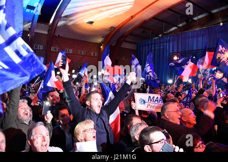 Henin-Beaumont, Frankreich. 23. April 2017. Marine Le Pen Fans feiern bei einer Kundgebung in Henin-Beaumont, Frankreich am 23. April 2017. Gemäßigten Kandidaten und ehemaliger Minister für Wirtschaft Emmanuel Macron und rechtsextremen Kandidaten Marine Le Pen am Sonntag siegte in der ersten Runde der französischen Präsidentschaftswahlen, nach den Prognosen von mehreren Meinungsforscher. Bildnachweis: Xinhua/Alamy Live-Nachrichten Stockfoto