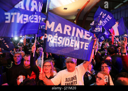 Henin-Beaumont, Frankreich. 23. April 2017. Unterstützer des Präsidentschaftskandidaten für Front National, Marine Le Pen, feiern nach der ersten Runde der französischen Präsidentschaftswahlen in Henin-Beaumont, Frankreich, 23. April 2017. Foto: Kay Nietfeld/Dpa/Alamy Live News Stockfoto