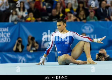 Cluj-Napoca, Rumänien. 23. April 2017. Elissa Downie (GBR) führt auf dem Boden während der Frauen Finale auf die europäischen Männer und Frauen künstlerische Gymnastik-Meisterschaften in Cluj-Napoca, Rumänien. 23.04.2017 Foto: Catalin Soare/Dpa/Alamy Live News Stockfoto