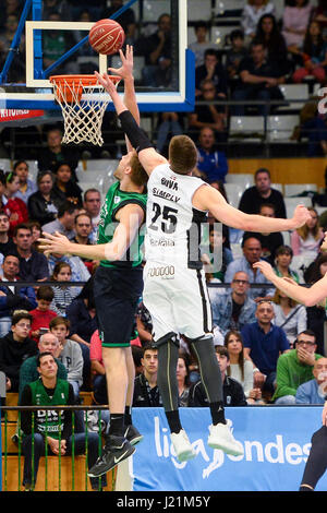 Badalona, Spanien. 23. April 2017. Ivan Buva und Garrett Stutz für Rde kämpfen erholen während eines Spiels zwischen 'Divina Seguros Joventut' und 'Retabet Bilbao Basket"der spanischen Basketball Liga ACB. Bildnachweis: David Grau/Alamy Live-Nachrichten. Stockfoto