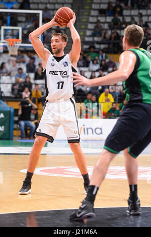 Badalona, Spanien. 23. April 2017. Axel Hervelle auf der Suche nach einem Mitspieler, Rde Ball während des Spiels zwischen 'Divina Seguros Joventut' und 'Retabet Bilbao Basket"der spanischen Basketball Liga ACB weiterzugeben. Bildnachweis: David Grau/Alamy Live-Nachrichten. Stockfoto