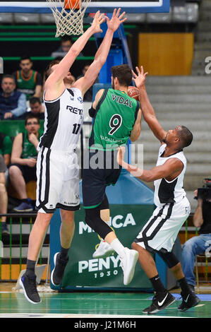 Badalona, Spanien. 23. April 2017. Ivan Buva versuchen, einen Schuss von Sergi Vidal während eines Spiels zwischen 'Divina Seguros Joventut' und 'Retabet Bilbao Basket"der spanischen Basketball Liga ACB zu blockieren. Bildnachweis: David Grau/Alamy Live-Nachrichten. Stockfoto