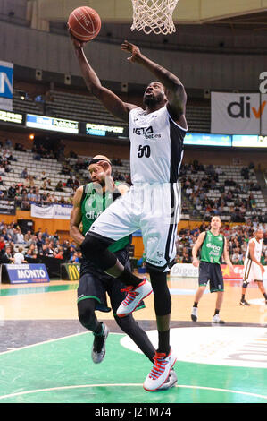 Badalona, Spanien. 23. April 2017. Micheal Eric scoring während einem Spiel zwischen 'Divina Seguros Joventut' und 'Retabet Bilbao Basket"der spanischen Basketball Liga ACB. Bildnachweis: David Grau/Alamy Live-Nachrichten. Stockfoto