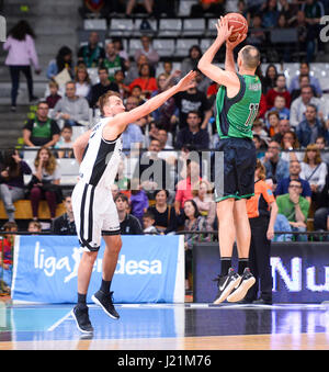 Badalona, Spanien. 23. April 2017. Luka Bogdanovic machen eine 3 Punkte Schuss während eines Spiels zwischen 'Divina Seguros Joventut' und 'Retabet Bilbao Basket"der spanischen Basketball Liga ACB. Bildnachweis: David Grau/Alamy Live-Nachrichten. Stockfoto