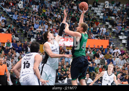 Badalona, Spanien. 23. April 2017. Garrett Stutz versuchen, während eines Spiels zwischen 'Divina Seguros Joventut' und 'Retabet Bilbao Basket"der spanischen Basketball Liga ACB gegen Ivan Buva Gäste. Bildnachweis: David Grau/Alamy Live-Nachrichten. Stockfoto