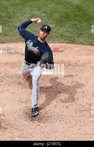 Philadelphia, Pennsylvania, USA. 23. April 2017. Atlanta Braves Start Krug Mike Foltynewicz (26) wirft einen Pitch während der MLB-Spiel zwischen den Atlanta Braves und Philadelphia Phillies im Citizens Bank Park in Philadelphia, Pennsylvania. Christopher Szagola/CSM/Alamy Live-Nachrichten Stockfoto