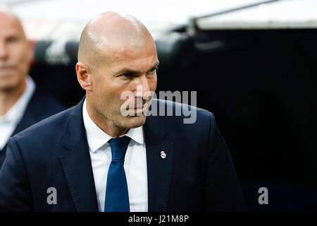 Madrid, Spanien. 23. April 2017. Zinedine Zidane Trainer von Real Madrid La Liga zwischen Real Madrid Vs FC Barcelona im Santiago Bernabeu Stadion in Madrid, Spanien, 23. April 2017. Bildnachweis: Gtres Información Más lokalen auf line,S.L./Alamy Live News Stockfoto