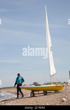 Edinburgh, Schottland. 23. April 2017. Sailor Man zieht Segelboot auf Musselburgh Strand, Edinburgh, Schottland, Großbritannien. Wetter: 23. April 2017 bewölkt mit sonnigen Abschnitten. Bildnachweis: Gabriela Antosova/Alamy Live-Nachrichten Stockfoto