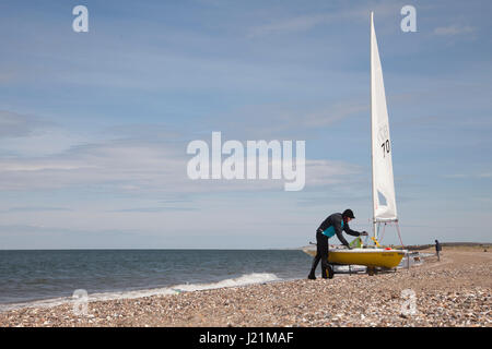 Edinburgh, Schottland. 23. April 2017. Seemann Mann neben das Segelboot auf Musselburgh Strand, Edinburgh, Schottland, Großbritannien. Wetter: 23. April 2017 bewölkt mit sonnigen Abschnitten. Bildnachweis: Gabriela Antosova/Alamy Live-Nachrichten Stockfoto