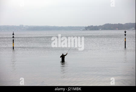 Kiel, Deutschland. 21. April 2017. Ein Fliegenfischer hält seine Angelrute in Kiel, Deutschland, 21. April 2017. Foto: Christian Charisius/Dpa/Alamy Live News Stockfoto