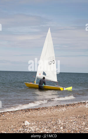 Edinburgh, Schottland. 23. April 2017. Seemann Mann neben das Segelboot auf Musselburgh Strand, Edinburgh, Schottland, Großbritannien. Wetter: 23. April 2017 bewölkt mit sonnigen Abschnitten. Bildnachweis: Gabriela Antosova/Alamy Live-Nachrichten Stockfoto