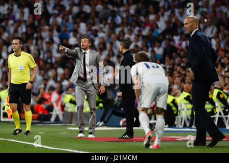 Madrid, Spanien. 23. April 2017. Luis Enrique Mart Nez Trainer des FC Barcelona La Liga zwischen Real Madrid Vs FC Barcelona im Santiago Bernabeu Stadion in Madrid, Spanien, 23. April 2017. Bildnachweis: Gtres Información Más lokalen auf line,S.L./Alamy Live News Stockfoto