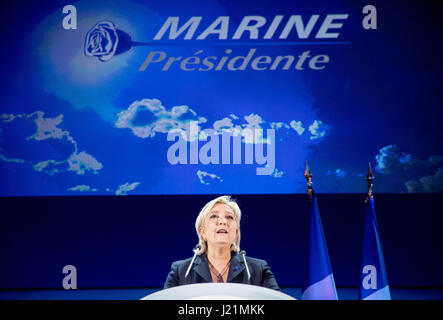 Henin-Beaumont, Frankreich. 23. April 2017. Der Präsidentschaftskandidat des Front National, Marine Le Pen, richtet sich nach der ersten Runde der Wahl in Henin-Beaumont, Frankreich, 23. April 2017 ihre Anhänger. Foto: Kay Nietfeld/Dpa/Alamy Live News Stockfoto