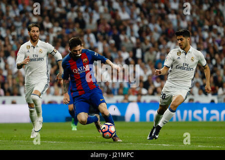 Marco Asensio Willmsen (20) Real Madrid Spieler. Lionel Andrés Messi (10) FC Barcelona-Spieler. La Liga zwischen Real Madrid Vs FC Barcelona im Santiago Bernabeu Stadion in Madrid, Spanien, 23. April 2017. Stockfoto