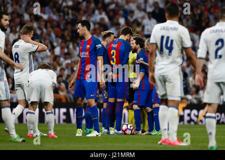 Gerard Piqué Bernabeu (3) FC Barcelona-Spieler. La Liga zwischen Real Madrid Vs FC Barcelona im Santiago Bernabeu Stadion in Madrid, Spanien, 23. April 2017. Stockfoto